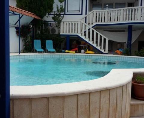 Apart-Villa in Dugi Rat, nur 70 Meter vom Meer entfernt - foto 5