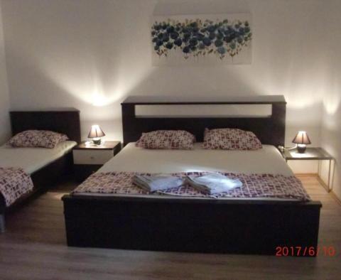 Apart-Villa in Dugi Rat, nur 70 Meter vom Meer entfernt - foto 17
