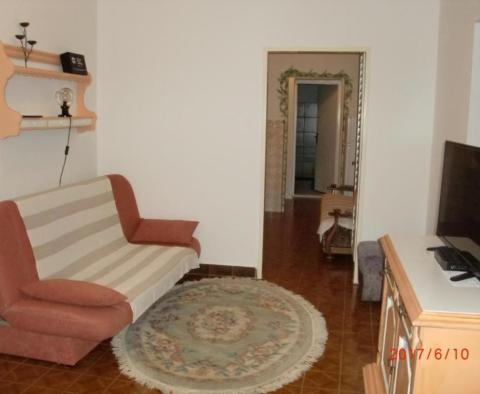 Apart-Villa in Dugi Rat, nur 70 Meter vom Meer entfernt - foto 18