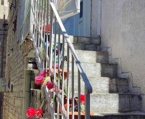Steinhaus zum Verkauf im mittelalterlichen Trogir, nur 60 Meter vom Meer entfernt - foto 4
