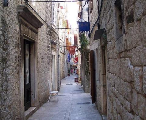 Steinhaus zum Verkauf im mittelalterlichen Trogir, nur 60 Meter vom Meer entfernt - foto 3