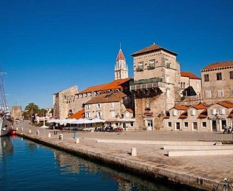 Niezwykle odnowiony kamienny dom w starym średniowiecznym mieście Trogir - pic 18