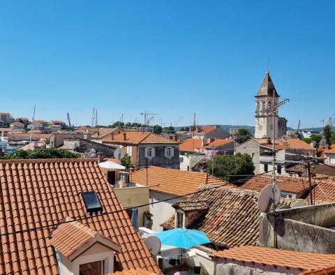 Niezwykle odnowiony kamienny dom w starym średniowiecznym mieście Trogir - pic 24