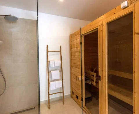 Elegantní moderní vila v Zrnovici u Splitu na 3700 m2. ze země - pic 24 Elegantní moderní vila v Zrnovici u Splitu na 3700 m2. ze země - pic 24
