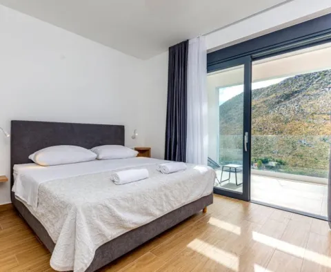 Elegantní moderní vila v Zrnovici u Splitu na 3700 m2. ze země - pic 21 Elegantní moderní vila v Zrnovici u Splitu na 3700 m2. ze země - pic 21