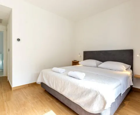 Elegantní moderní vila v Zrnovici u Splitu na 3700 m2. ze země - pic 28