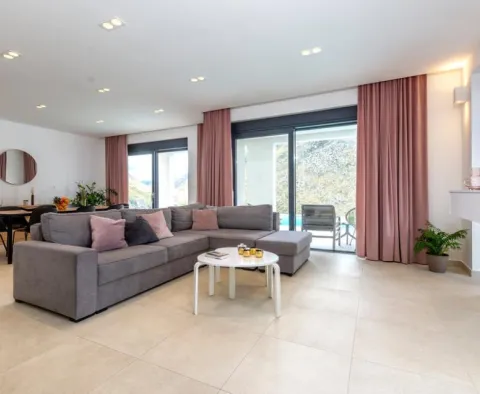 Elegantní moderní vila v Zrnovici u Splitu na 3700 m2. ze země - pic 14