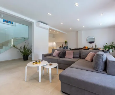 Elegantní moderní vila v Zrnovici u Splitu na 3700 m2. ze země - pic 17