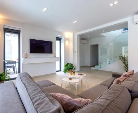 Elegantní moderní vila v Zrnovici u Splitu na 3700 m2. ze země - pic 33