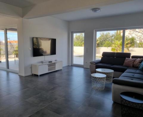 Modern villa úszómedencével Zadar közelében, mindössze 120 méterre a tengertől - pic 8