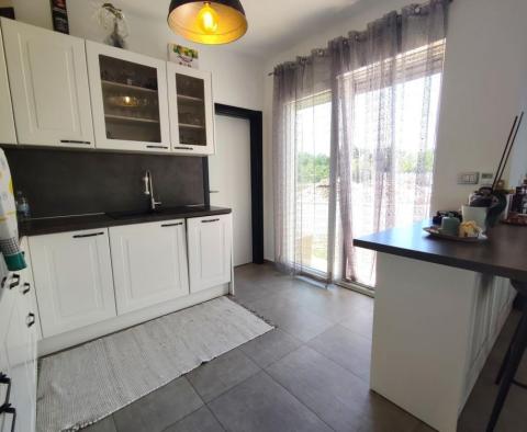 Moderne Familienvilla von 240 m2 auf 1553 m2 Grundstück - foto 9