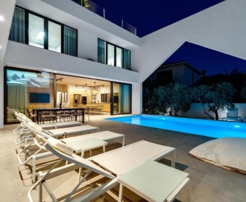 Superb villa of modern design in Supetar on Brac island - pic 5