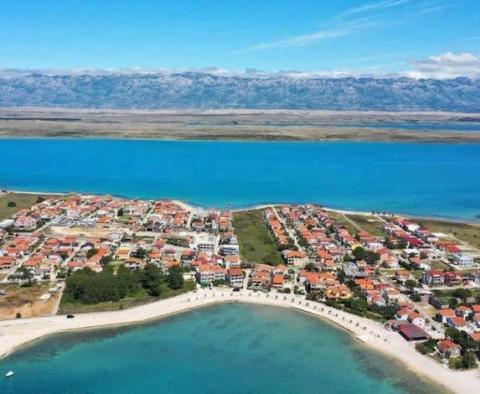 Terrain constructible pieds dans l'eau à des fins touristiques et de restauration sur l'île de Vir - pic 8