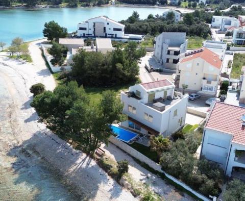 Belle villa d'un emplacement unique au premier rang de la mer dans la région de Zadar - pic 8