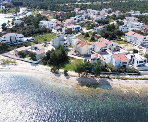Belle villa d'un emplacement unique au premier rang de la mer dans la région de Zadar - pic 9