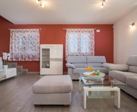Villa dans le quartier de Fažana avec piscine et verdure autour, sur 2300 m². terrain - pic 6