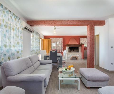 Villa dans le quartier de Fažana avec piscine et verdure autour, sur 2300 m². terrain - pic 9