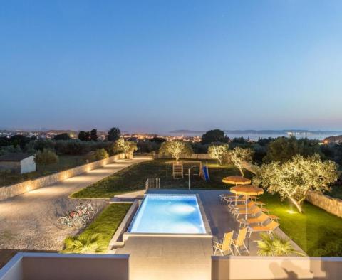 Villa dans le quartier de Fažana avec piscine et verdure autour, sur 2300 m². terrain - pic 3