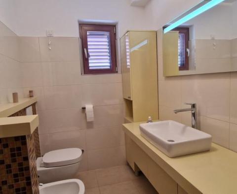 Propriété spacieuse avec 16 chambres, deux piscines et un court de tennis - pic 20