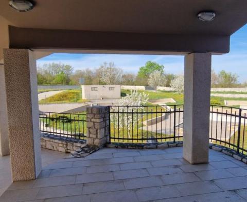 Propriété spacieuse avec 16 chambres, deux piscines et un court de tennis - pic 23