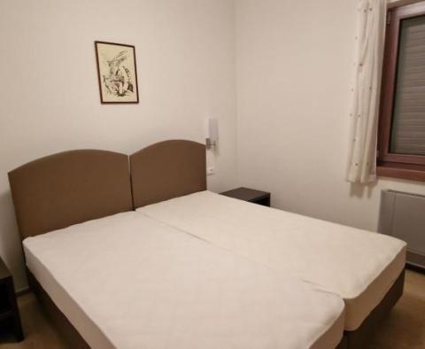 Propriété spacieuse avec 16 chambres, deux piscines et un court de tennis - pic 30