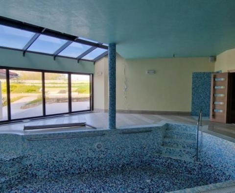 Propriété spacieuse avec 16 chambres, deux piscines et un court de tennis - pic 60