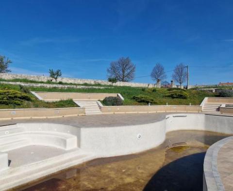 Propriété spacieuse avec 16 chambres, deux piscines et un court de tennis - pic 82