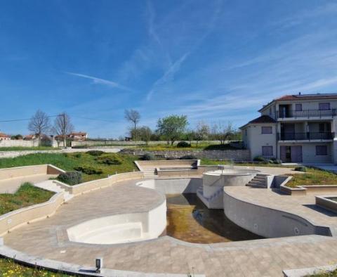Propriété spacieuse avec 16 chambres, deux piscines et un court de tennis - pic 2