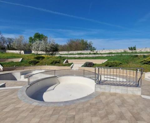 Propriété spacieuse avec 16 chambres, deux piscines et un court de tennis - pic 4