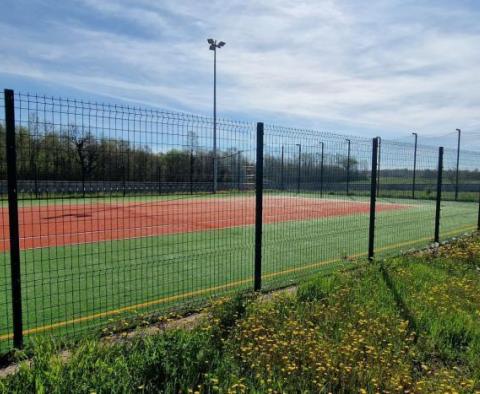 Propriété spacieuse avec 16 chambres, deux piscines et un court de tennis - pic 90