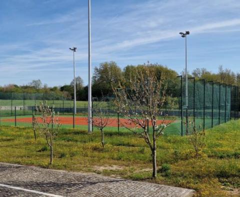 Propriété spacieuse avec 16 chambres, deux piscines et un court de tennis - pic 93