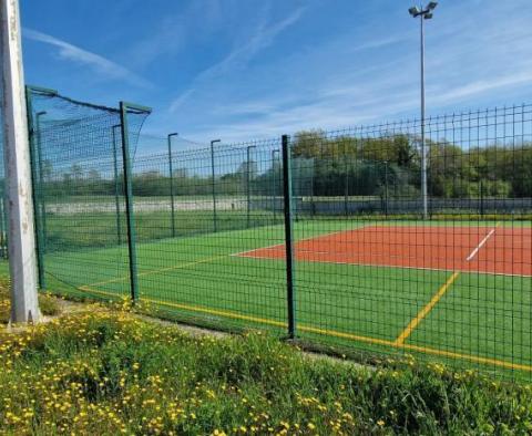 Propriété spacieuse avec 16 chambres, deux piscines et un court de tennis - pic 95