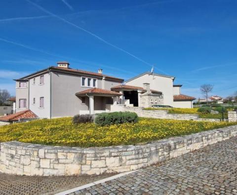 Propriété spacieuse avec 16 chambres, deux piscines et un court de tennis - pic 97