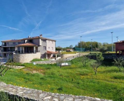 Propriété spacieuse avec 16 chambres, deux piscines et un court de tennis - pic 104