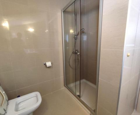 Penthouse  of 120 m2, sea view, jacuzzi, garden, parking, furnished - in Pjescana Uvala - pic 13