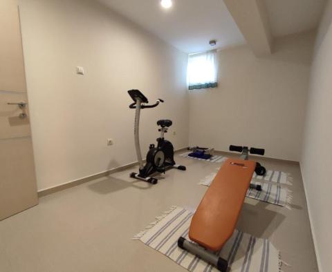 Penthouse  of 120 m2, sea view, jacuzzi, garden, parking, furnished - in Pjescana Uvala - pic 24
