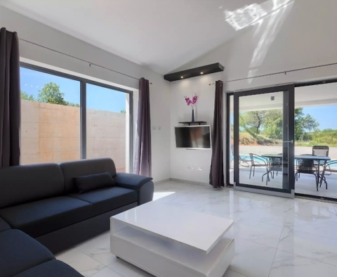 Maison de plain-pied nouvellement construite avec piscine dans le quartier de Rabac - pic 8