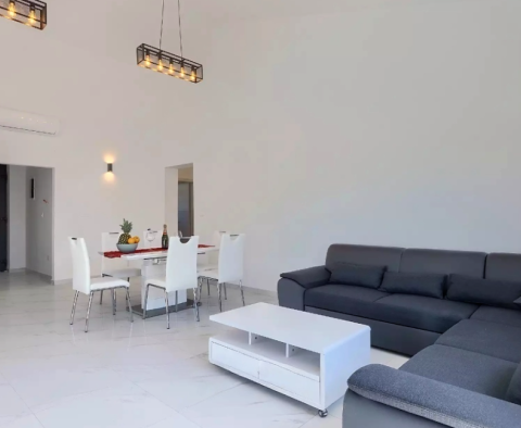 Maison de plain-pied nouvellement construite avec piscine dans le quartier de Rabac - pic 11