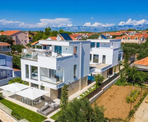 Роскошные сестринские виллы 1-й ряд от моря в районе Задара - фото 4