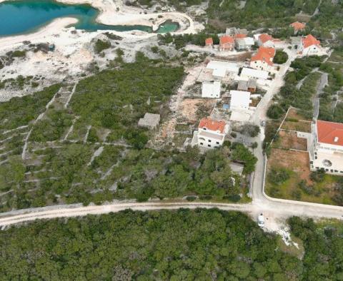 Městský pozemek na prodej v Povlja, ostrov Brač, pouhých 200 metrů od moře - pic 3