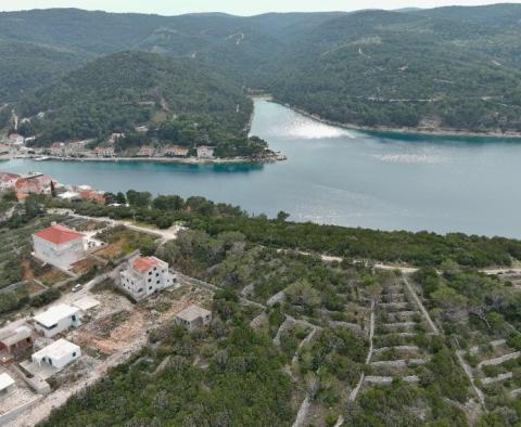 Městský pozemek na prodej v Povlja, ostrov Brač, pouhých 200 metrů od moře - pic 8