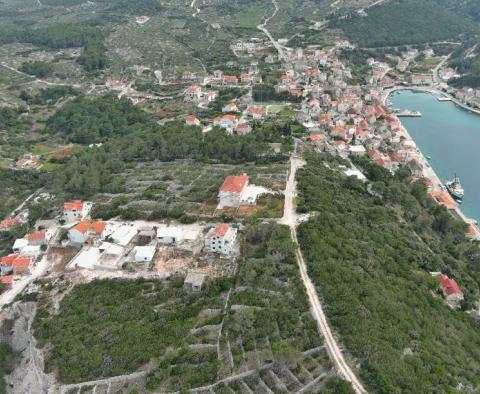 Městský pozemek na prodej v Povlja, ostrov Brač, pouhých 200 metrů od moře - pic 9