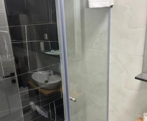 Luxus apartman az első sorban a tenger mellett Zadar közelében, a rezidenciában, medencével a tengerre néz - pic 10