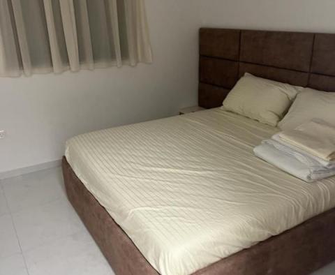 Luxus apartman az első sorban a tenger mellett Zadar közelében, a rezidenciában, medencével a tengerre néz - pic 12