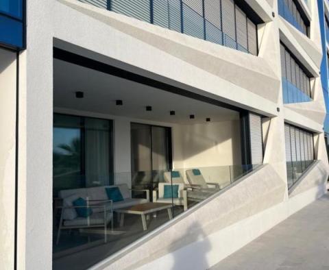 Luxus apartman az első sorban a tenger mellett Zadar közelében, a rezidenciában, medencével a tengerre néz - pic 5
