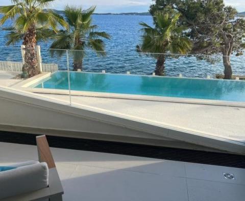 Luxus apartman az első sorban a tenger mellett Zadar közelében, a rezidenciában, medencével a tengerre néz - pic 2