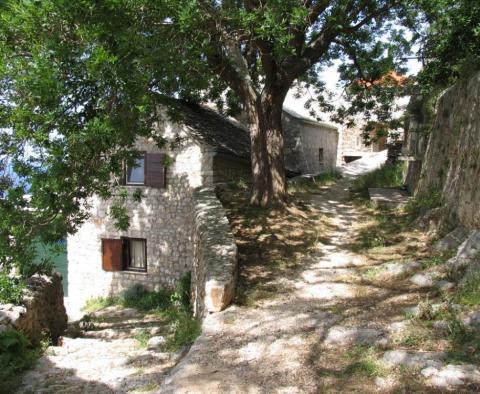 Jedinečná nemovitost s nádherným výhledem na moře na Bolu na ostrově Brač - pic 34