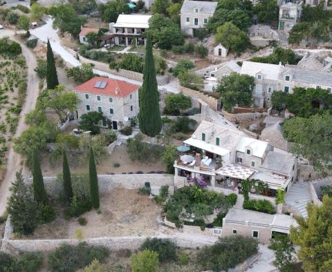 Jedinečná nemovitost s nádherným výhledem na moře na Bolu na ostrově Brač - pic 43