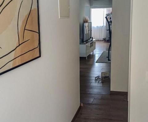 Modern földszinti apartman Njivice városában, Omišaljban - pic 5