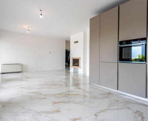Incroyable propriété à Podstrana avec piscine propose 2 appartements de luxe - pic 32